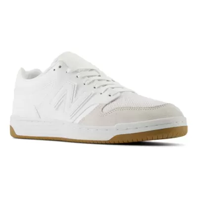 Tênis branco New Balance com sola castanha e logo 'N' em relevo lateral