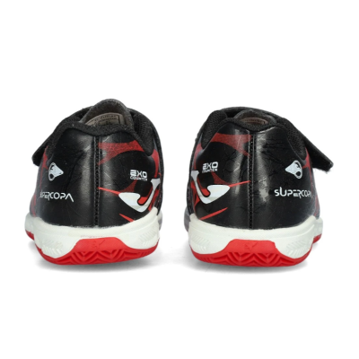 Sapatilhas desportivas pretas com detalhes vermelhos e brancos, vista traseira.