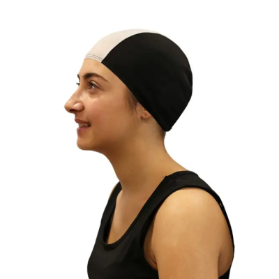 Pessoa a usar touca de banho bicolor preto e bege e camisola preta.