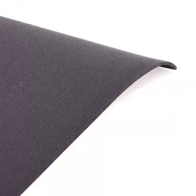 Tapete preto com padrão de linhas diagonais sobre fundo branco