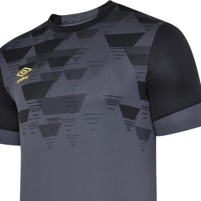 Camiseta desportiva cinzenta com padrão geométrico e logótipo Umbro amarelo