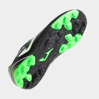 Sapatilha de futebol preta com sola e cravos verdes fluorescentes