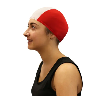 Mulher com touca de natação vermelha e branca e camiseta preta