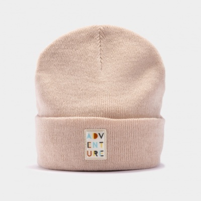 Gorro bege de malha com etiqueta colorida 'ADVENTURE'