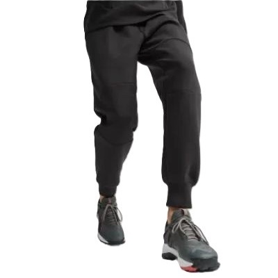 Calças desportivas pretas com sapatilhas cinzentas e pretas em fundo branco