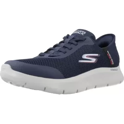 Tênis desportivo Skechers azul escuro com sola branca e logótipos visíveis