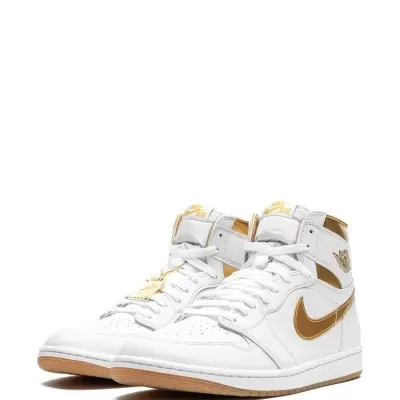 Ténis brancos de cano alto com detalhes dourados e sola castanha clara.