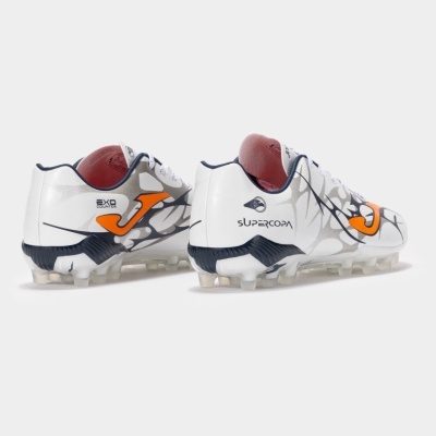 Par de chuteiras de futebol branco com detalhes laranja e preto em fundo branco