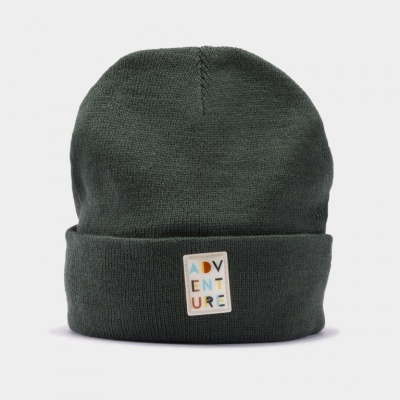 Gorro cinza escuro com etiqueta 'ADVENTURE'