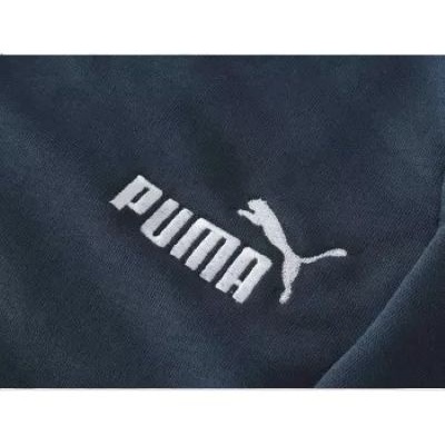 Tecido azul escuro com logótipo bordado branco da marca PUMA