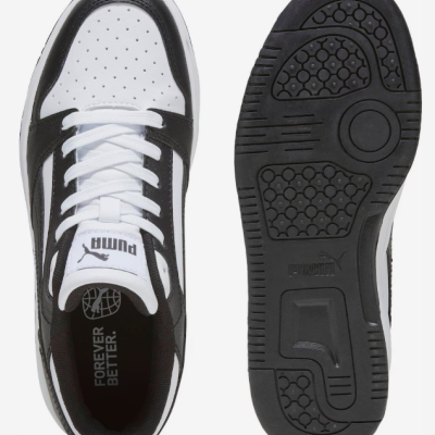 Sapatilhas desportivas pretas e brancas Puma com sola antiderrapante preta.