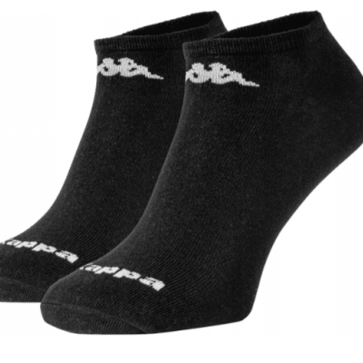 Par de meias pretas Kappa com logo branco e texto branco na ponta