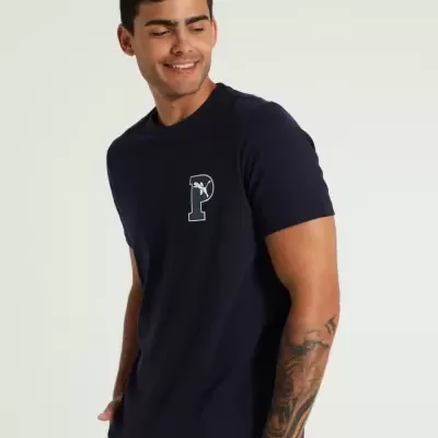 Homem a usar t-shirt azul escuro com logótipo P branco e verde no peito