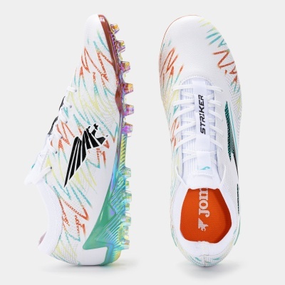 Chuteiras de futebol brancas com detalhes multicoloridos e sola iridescente
