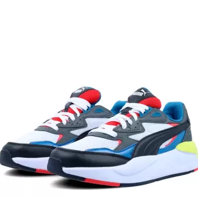Sapatilhas desportivas Puma multicoloridas num fundo branco