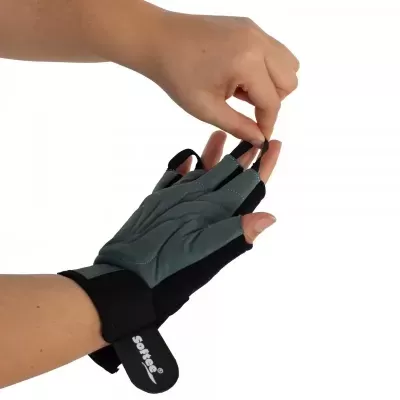 Luvas desportivas cinzentas e pretas com fecho de velcro e etiqueta soppals