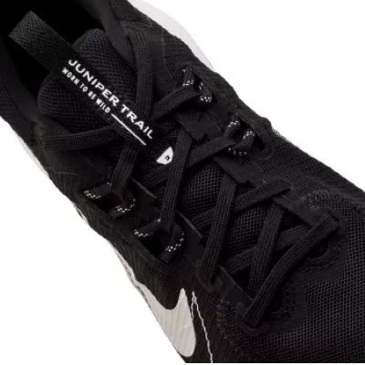 Ténis pretos com atacadores e etiqueta JUNIPER TRAIL