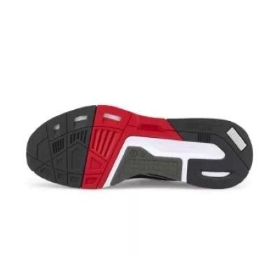 Sola de sapato desportiva preta, vermelha e branca sobre fundo branco