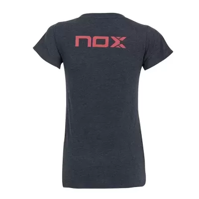 Camiseta preta de manga curta com texto NOX cor de rosa nas costas
