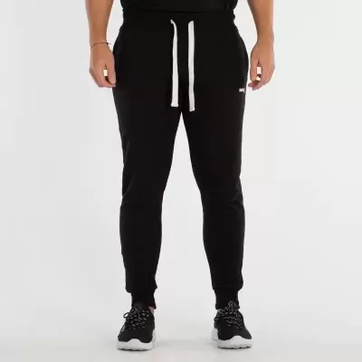 Calças de treino pretas com cordão branco e detalhe de texto branco.