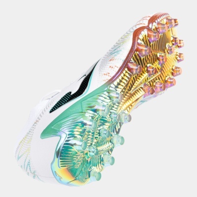 Ténis desportivos brancos com sola de cravos colorida