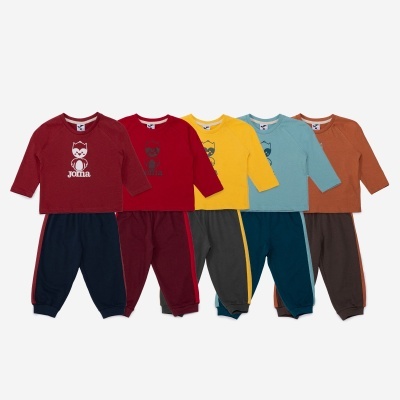 Conjunto infantil com camisola e calças de várias cores e logotipo Joma