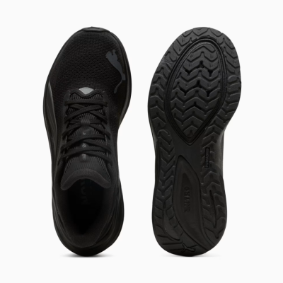 Sapatilhas pretas Puma com sola antiderrapante e logotipo