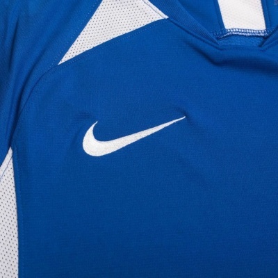 Roupa desportiva azul e branca com logo Nike