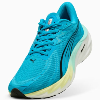 Sapatilha desportiva azul clara com sola grossa e detalhes amarelos