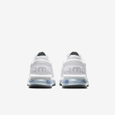 Sapatilhas brancas com sola translúcida azulada, vista traseira