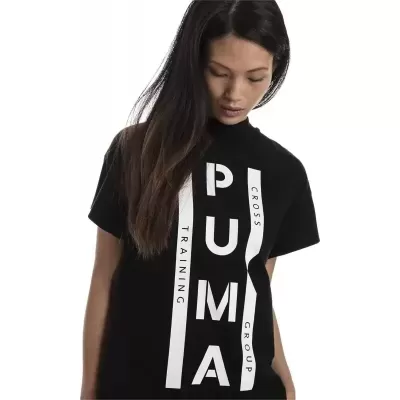 T-shirt preta PUMA com texto branco usado por mulher numa imagem com fundo branco