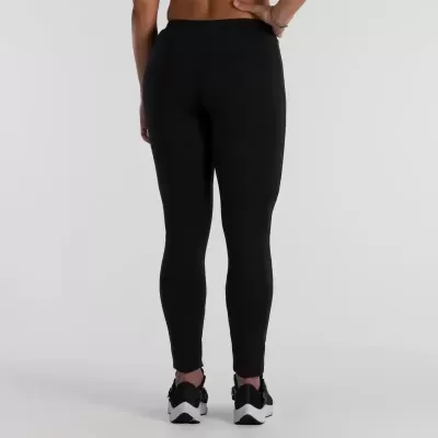 Leggings pretas justas femininas vistas de trás com ténis preto e branco