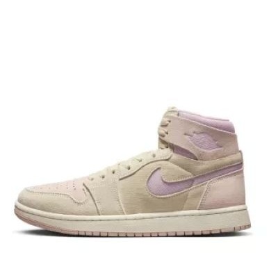 Ténis desportivo de cano alto bege e rosa claro com logótipos Nike e Air Jordan