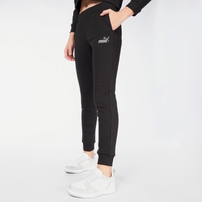 Calças de treino pretas da Puma com logo branco, usadas com ténis brancos