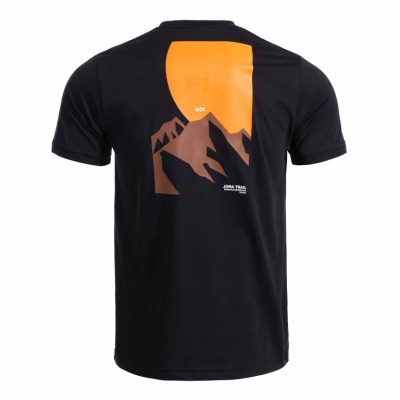 T-shirt preta com estampa geométrica laranja e desenho de montanhas
