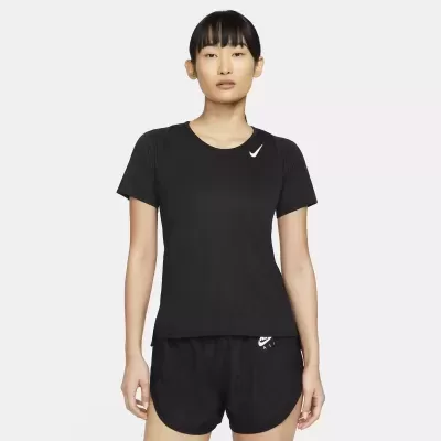 Mulher a usar t-shirt preta e calções pretos com logo Nike branco