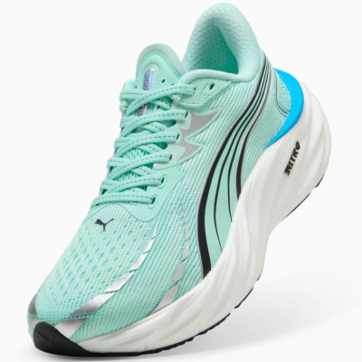 Ténis desportivo verde água com sola branca e detalhes prateados