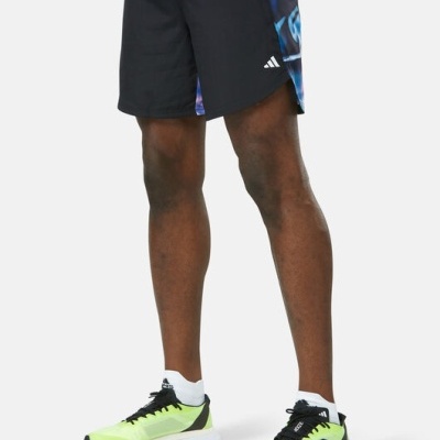 Calções desportivos pretos com padrão azul e roxo nas laterais e logo branco Adidas