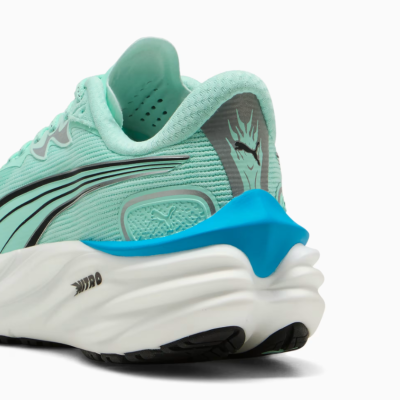 Ténis verde água com sola branca e elemento azul, logótipo Puma preto no calcanhar