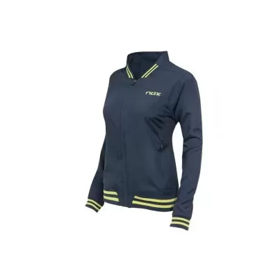 Casaco desportivo azul escuro com detalhes amarelos e logótipo 'nox' no peito