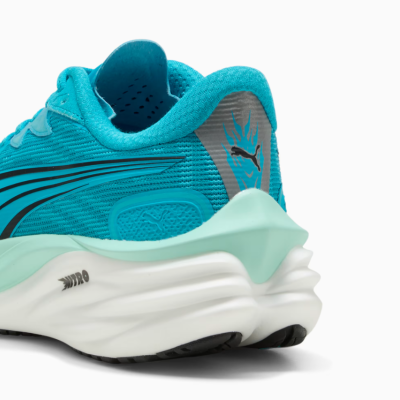 Ténis desportivos azuis com sola branca e logo PUMA no calcanhar