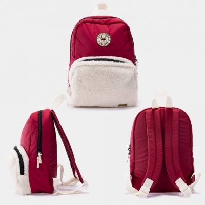 Mochila vermelha com bolso branco felpudo mostrada frontal, lateral e traseira.