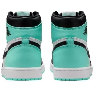 Ténis desportivos cano alto verdes água, pretos e brancos vistos de trás