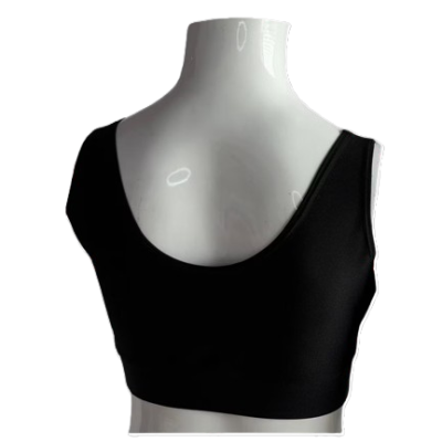 Top desportivo preto em manequim branco