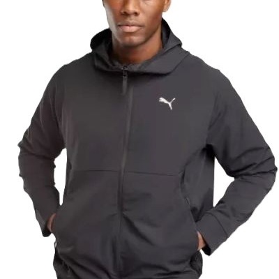 homem com casaco preto com capuz e logótipo da Puma