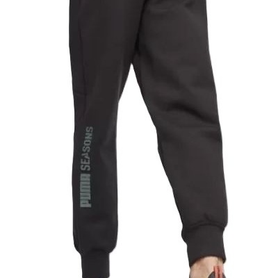 Calças pretas com logo PUMA SEASONS e ténis pretos com detalhes vermelhos e brancos