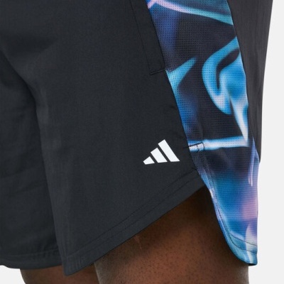 Calções pretos com padrão azul e roxo e logótipo branco Adidas.