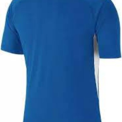 Camiseta desportiva azul com detalhes brancos