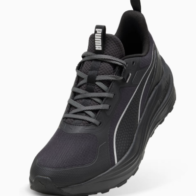 Ténis desportivo preto Puma com atacadores cinzentos e detalhes brancos
