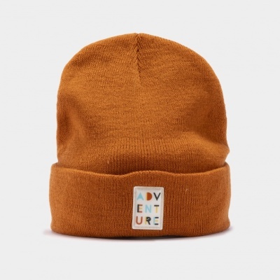 Gorro de malha ferrugem com etiqueta 'ADVENTURE'